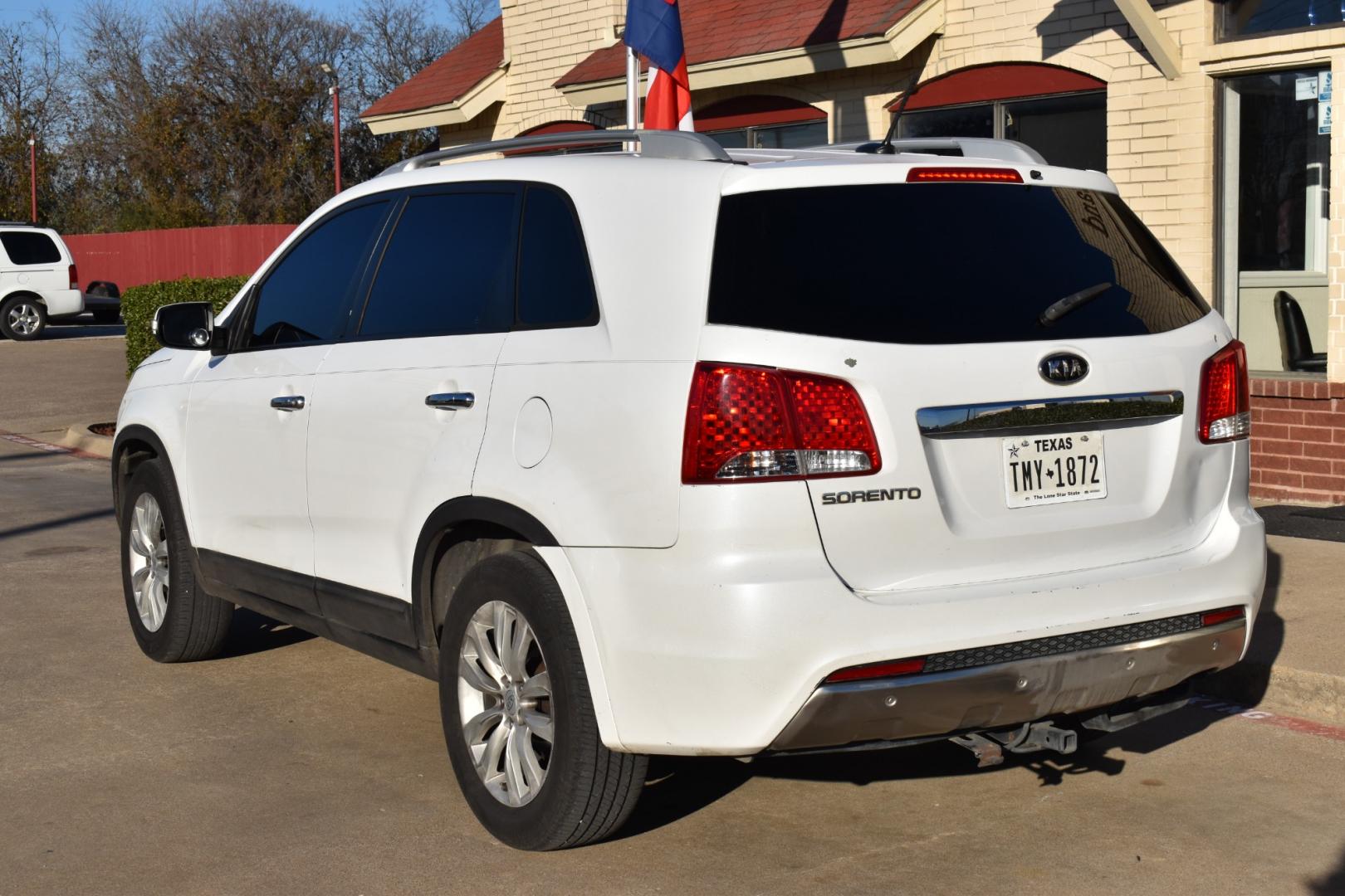2011 White /Tan Kia Sorento EX V6 2WD (5XYKU4A29BG) with an 3.5L V6 DOHC 24V engine, 6-Speed Automatic transmission, located at 5925 E. BELKNAP ST., HALTOM CITY, TX, 76117, (817) 834-4222, 32.803799, -97.259003 - This Vehicle has a Clean Carfax Report!! Rides and Drives great, it just needs YOU Behind the Wheel!! Our#1 Priority is to get you APPROVED and back on the road again in your new ride!! Apply Online Now!! Easy, simple financing available! We can get you into a vehicle that fits your needs regar - Photo#2